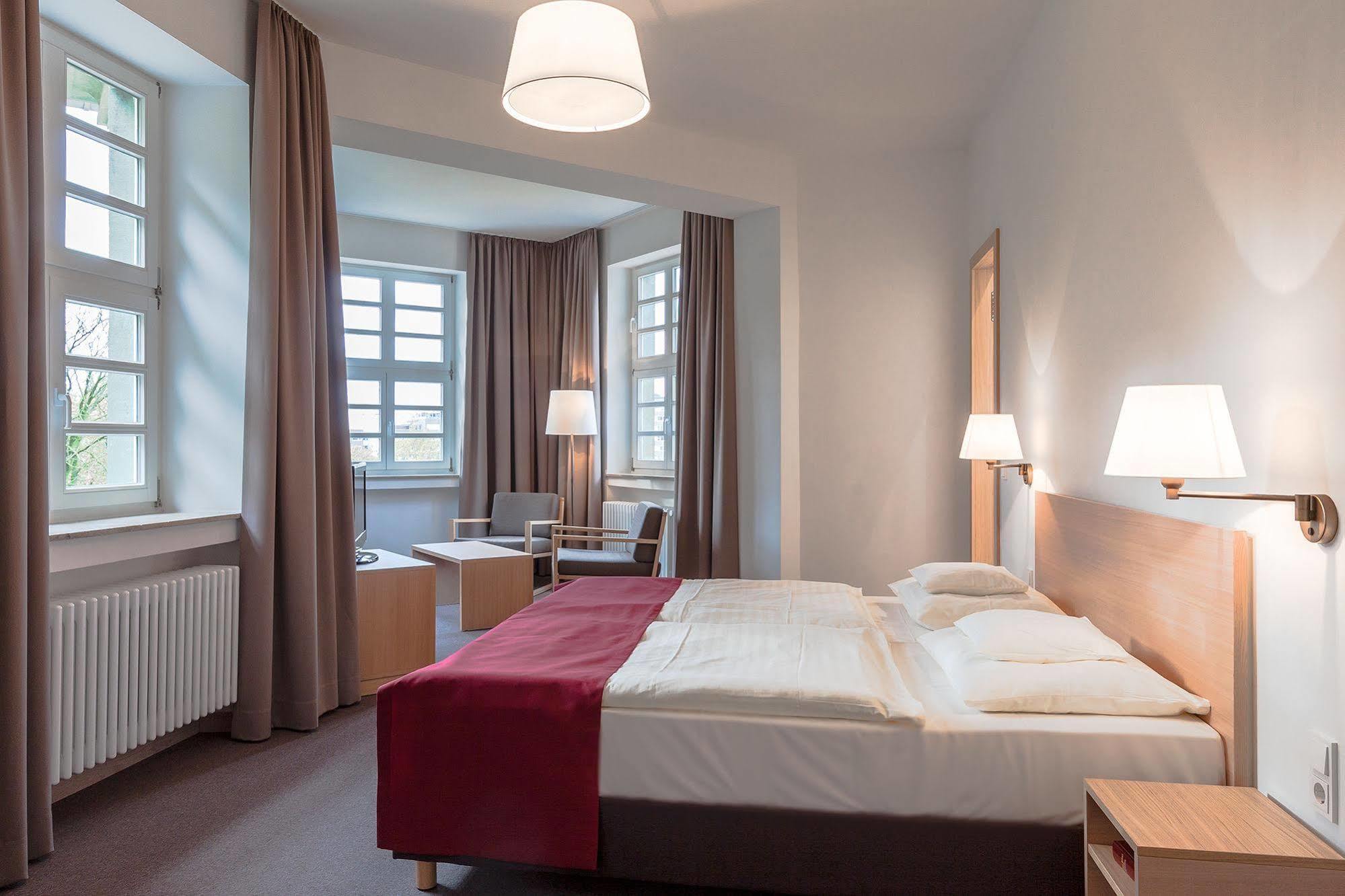 Kardinal Schulte Haus Hotel Bergisch Gladbach Exterior photo