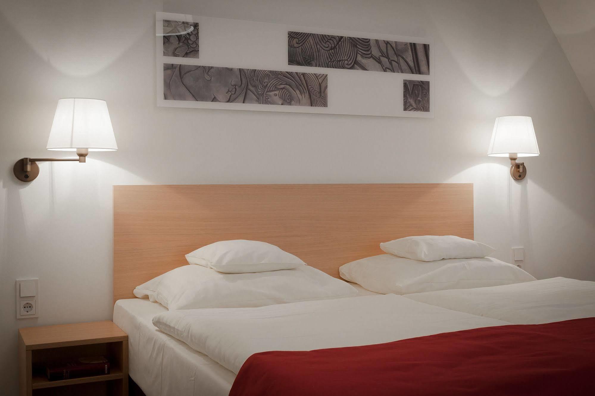 Kardinal Schulte Haus Hotel Bergisch Gladbach Exterior photo